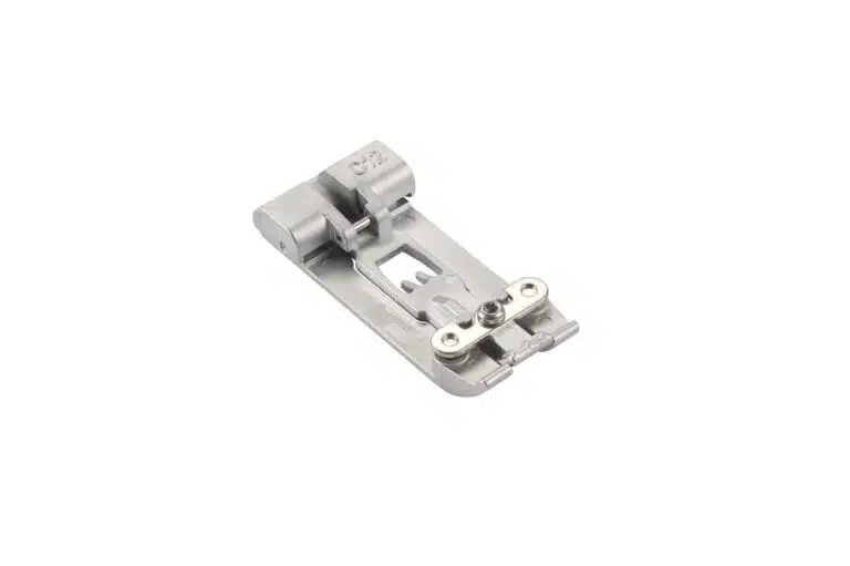 Bernina coverstitch trykfod C12. Til sømme, oplægninger, bindinger og dekorativ syning med dæk-/kædesøm langs ujævne lag af materiale